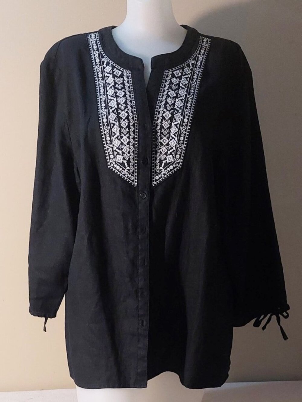 JM Collection Black Linen Button-Up White/Silver Embroidered Shirt Size: 18